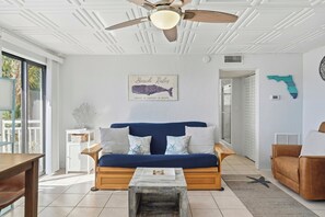 Smart TV - Walk to Beach/Pool/Sleeps 4/Spotless (St. Pete Beach)
