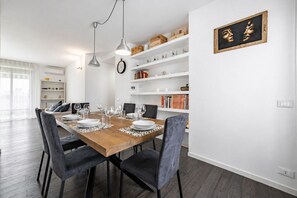 Dining - 1 minute's walk from the tram stop for the Duomo (Milan)