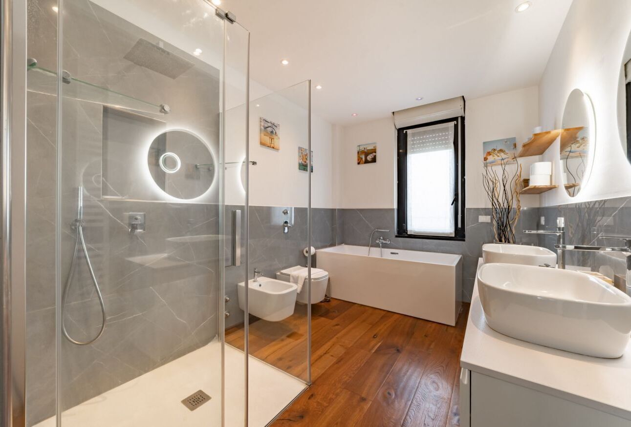 Shower, bidet, towels