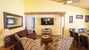 Cottage, Lake View | Living area