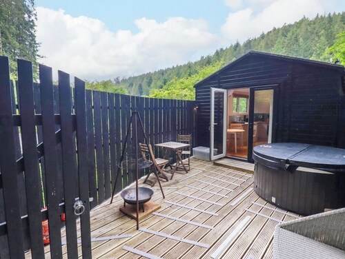Beautiful dog friendly woodland cabin/  hot tub perfect for exploring Cornwall.