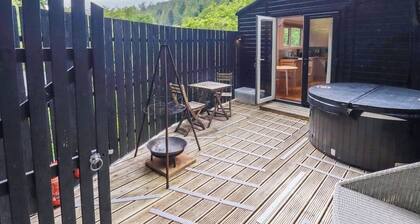 Beautiful dog friendly woodland cabin/ hot tub perfect for exploring Cornwall.