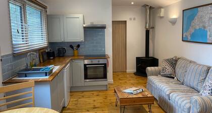 Beautiful dog friendly woodland cabin/ hot tub perfect for exploring Cornwall.
