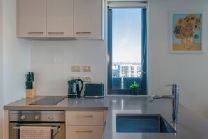 Private kitchen - Magnificent Skytower View 2BR 2BTH Apartment (Auckland)