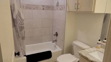 Dusche, Handtücher, Seife, Toilettenpapier