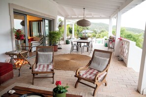 Outdoor dining - Vrbo Property (Estói)