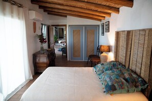 5 bedrooms, iron/ironing board, WiFi, bed sheets