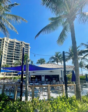Outdoor dining - First Floor Condo on Golf Course Near Beach (Fort Pierce)