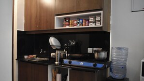 Een keuken met een fornuis, spoelbak en waterdispenser.