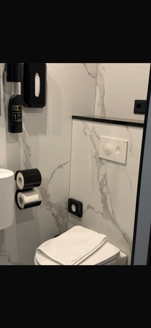 Handtücher, Seife, Shampoo, Toilettenpapier