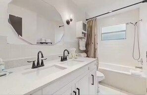 Secadora de cabello, toallas, jabón, papel de baño 