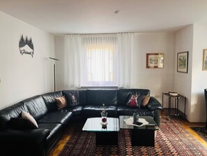 TV, books, stereo - Vacations by the stream - charming vacation apartment for small families, couples and singles (Hornberg)