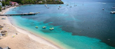 Playa en los alrededores y camastros