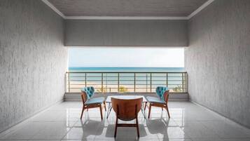 Suite with Balcony | Cofres nos quartos, Wi-Fi de cortesia