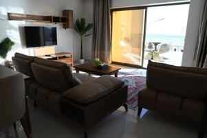 Suite with Garden View | Living area