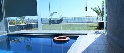 Family Studio | Zwembad | Een buitenzwembad, gratis zwembadcabana's, parasols voor strand/zwembad