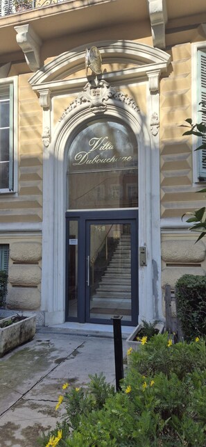 A building entrance with a double door and a staircase leading up. - New !! Sunny and chic appartement with terrace - Nice center (Nice)