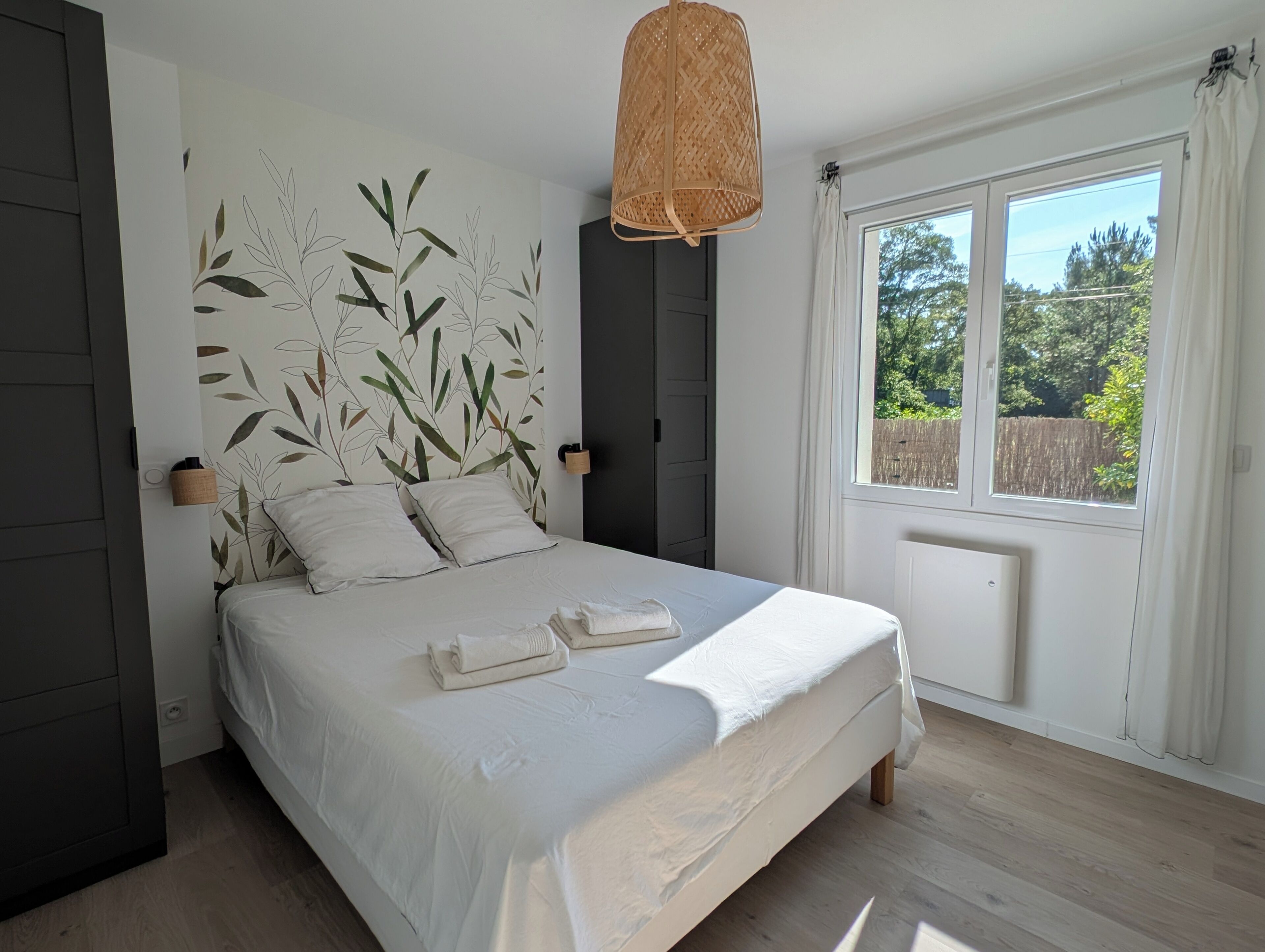 5 bedrooms, desk, iron/ironing board, travel crib