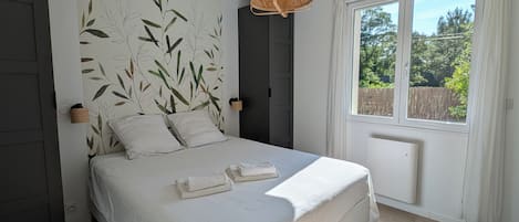5 bedrooms, desk, iron/ironing board, travel crib