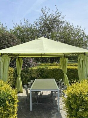 Outdoor dining - The camellia house (Trégunc)