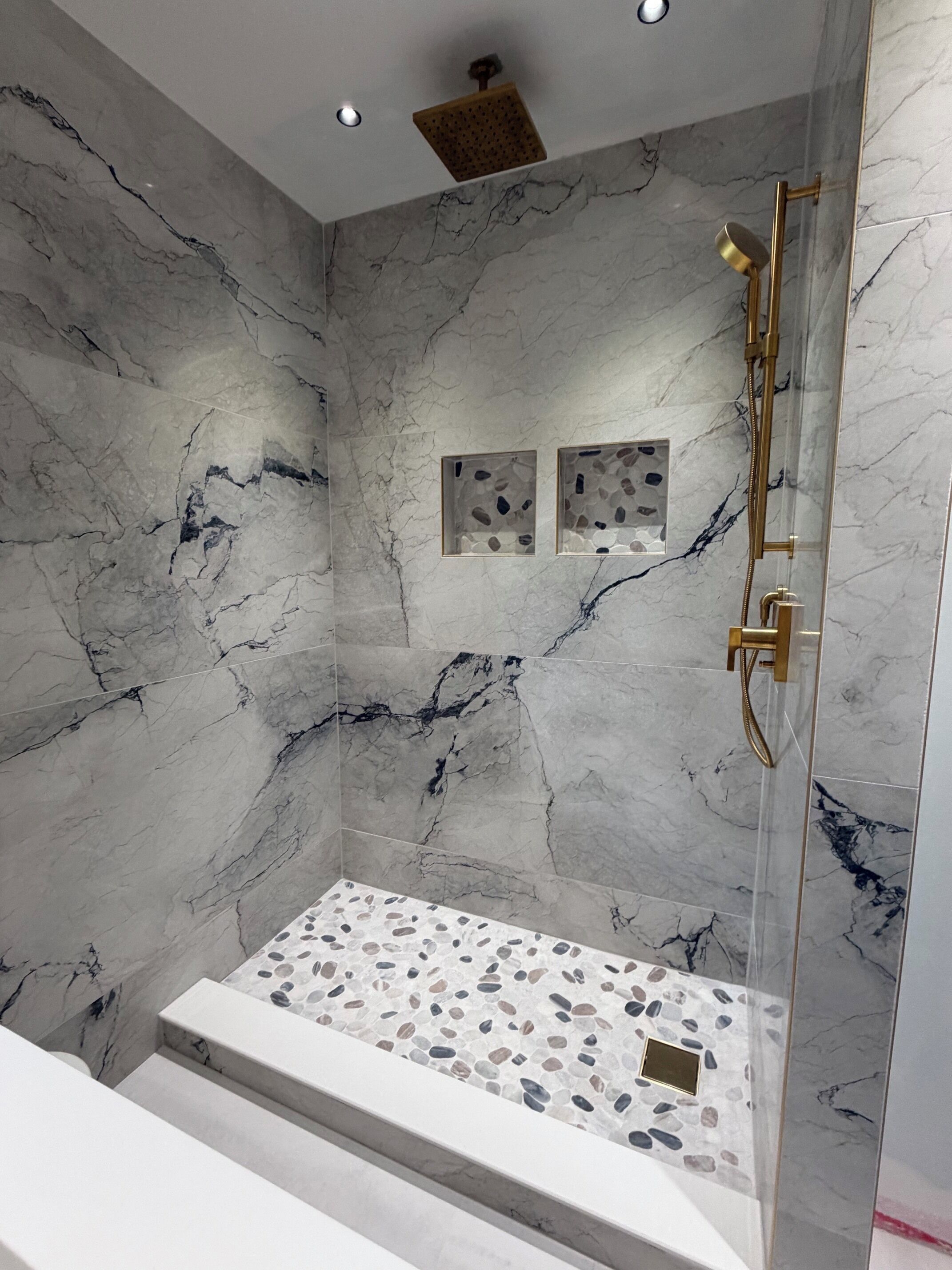 Douche, séchoir à cheveux, serviettes fournies, savon
