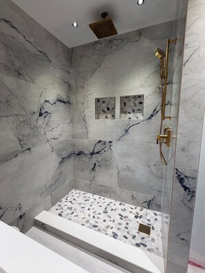 Dusche, Haartrockner, Handtücher, Seife