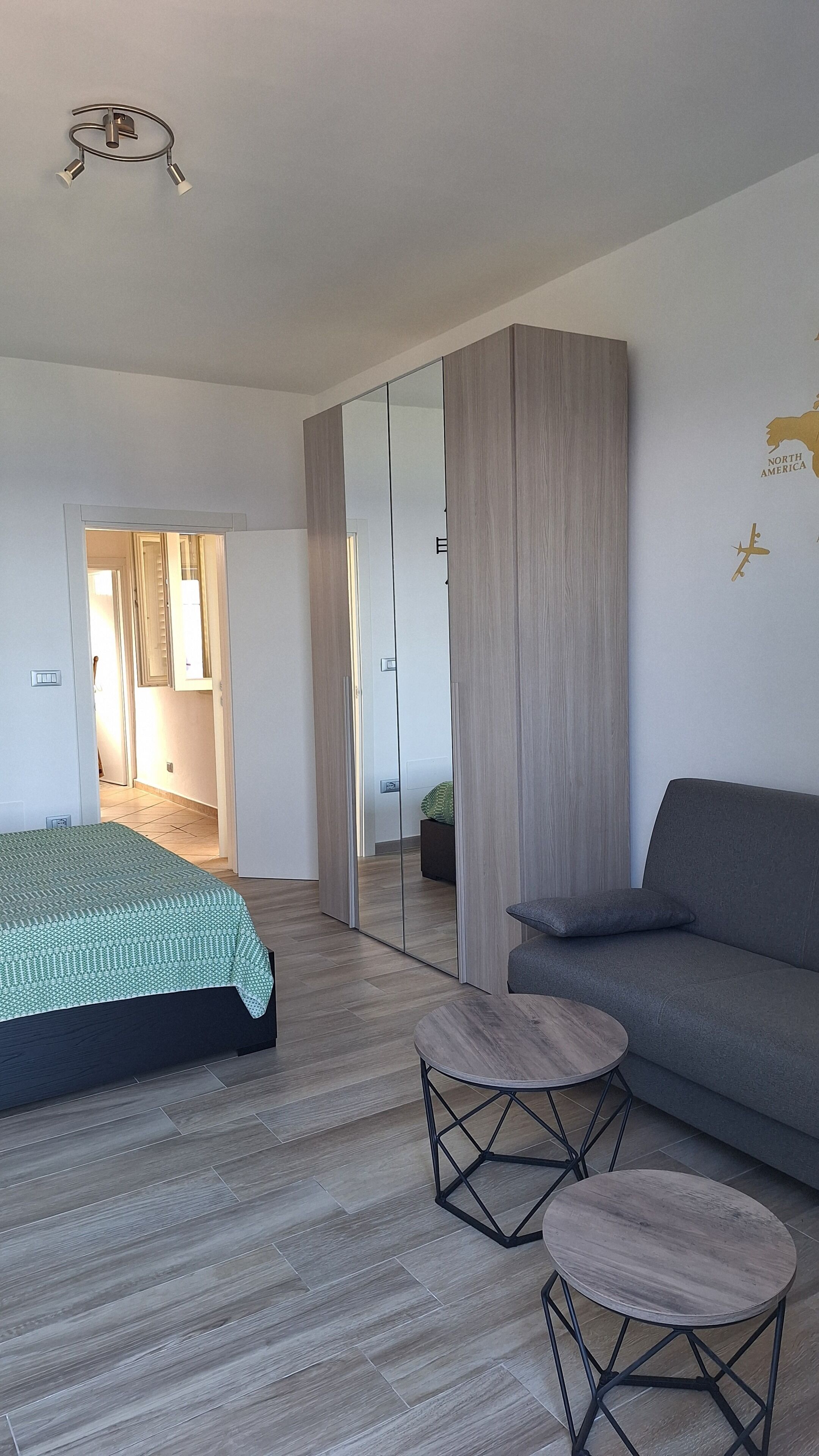 1 dormitorio, tabla de planchar con plancha, ropa de cama
