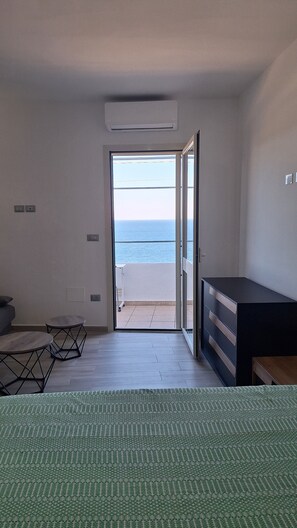 1 habitación, tabla de planchar con plancha y ropa de cama 