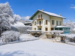 A multi-story house with a snow-covered roof, a balcony, and a covered patio area. - Chalet Nivicare for 14 pax
Walking distance to ski gondola and village center (Saint-Gervais-les-Bains)