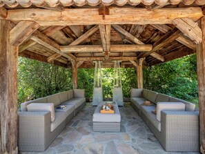 A covered outdoor seating area with stone flooring and wooden beams. - Chalet Nivicare for 14 pax
Walking distance to ski gondola and village center (Saint-Gervais-les-Bains)