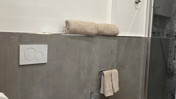 Dusche, Haartrockner, Bidet, Handtücher