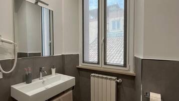 Douche, sĂšche-cheveux, bidet, serviettes fournies