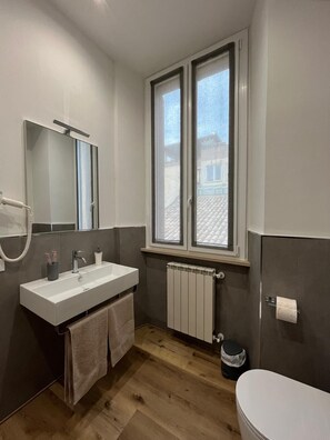 Douche, sèche-cheveux, bidet, serviettes fournies