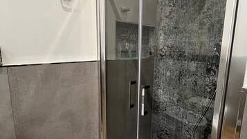Douche, sĂšche-cheveux, bidet, serviettes fournies