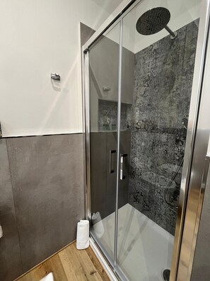 Douche, sèche-cheveux, bidet, serviettes fournies