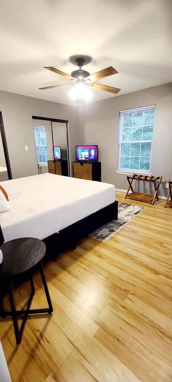 2 habitaciones, escritorio, tabla de planchar con plancha y wifi gratis