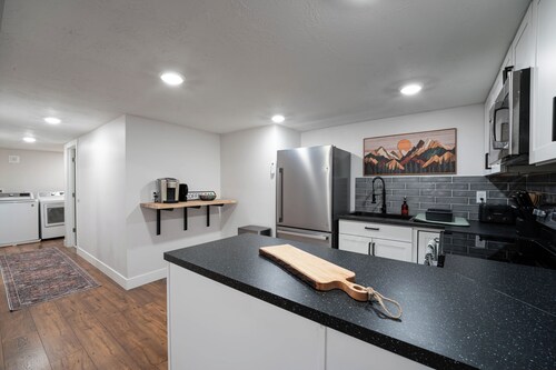 Modern Ski Retreat, Hot Tub + 15 Min to SLC