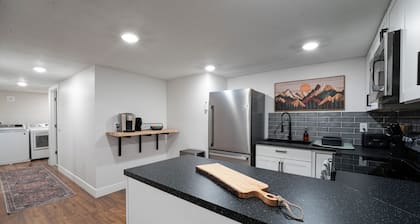 Modern Ski Retreat, Hot Tub + 15 Min to SLC
