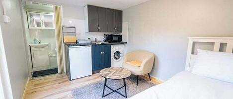Desk, iron/ironing board, WiFi, bed sheets