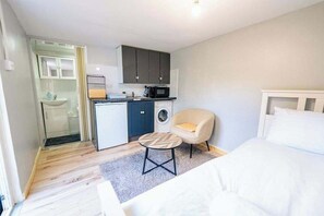 Desk, iron/ironing board, WiFi, bed sheets - The Pentwyn Hideaway - Modern Studio (Pentwyn)