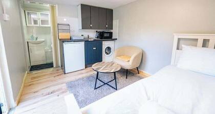 The Pentwyn Hideaway - Modern Studio