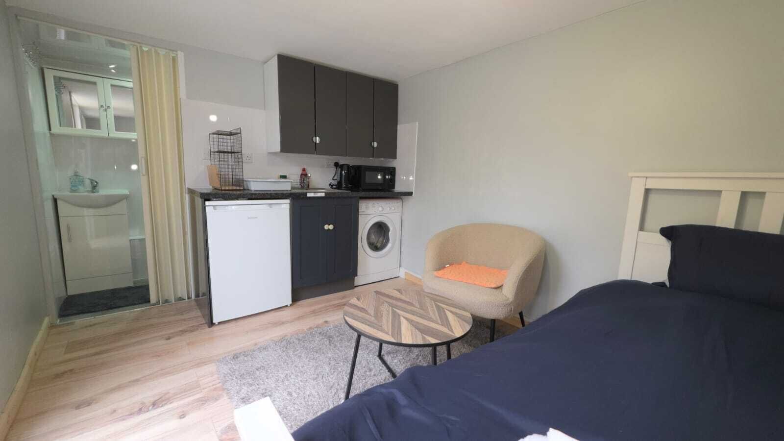 Een bureau, een strijkplank/strijkijzer, wifi, beddengoed