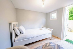 Desk, iron/ironing board, WiFi, bed sheets - The Pentwyn Hideaway - Modern Studio (Pentwyn)