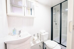 Shower, hair dryer, towels, shampoo - The Pentwyn Hideaway - Modern Studio (Pentwyn)