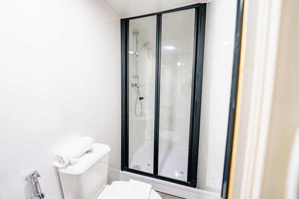 Douche, séchoir à cheveux, serviettes fournies, shampooing