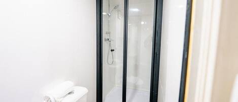 Douche, sèche-cheveux, serviettes fournies, shampoing