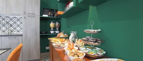 Free daily buffet breakfast