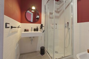 Kahden hengen comfort-huone, oma kylpyhuone | Kylpyhuone | Suihku, ilmaiset hygieniatuotteet, hiustenkuivaaja, bidee