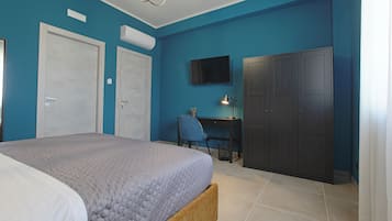 Deluxe Double Room, Private Bathroom | Memory foam beds, in-room safe, blackout drapes, soundproofing
