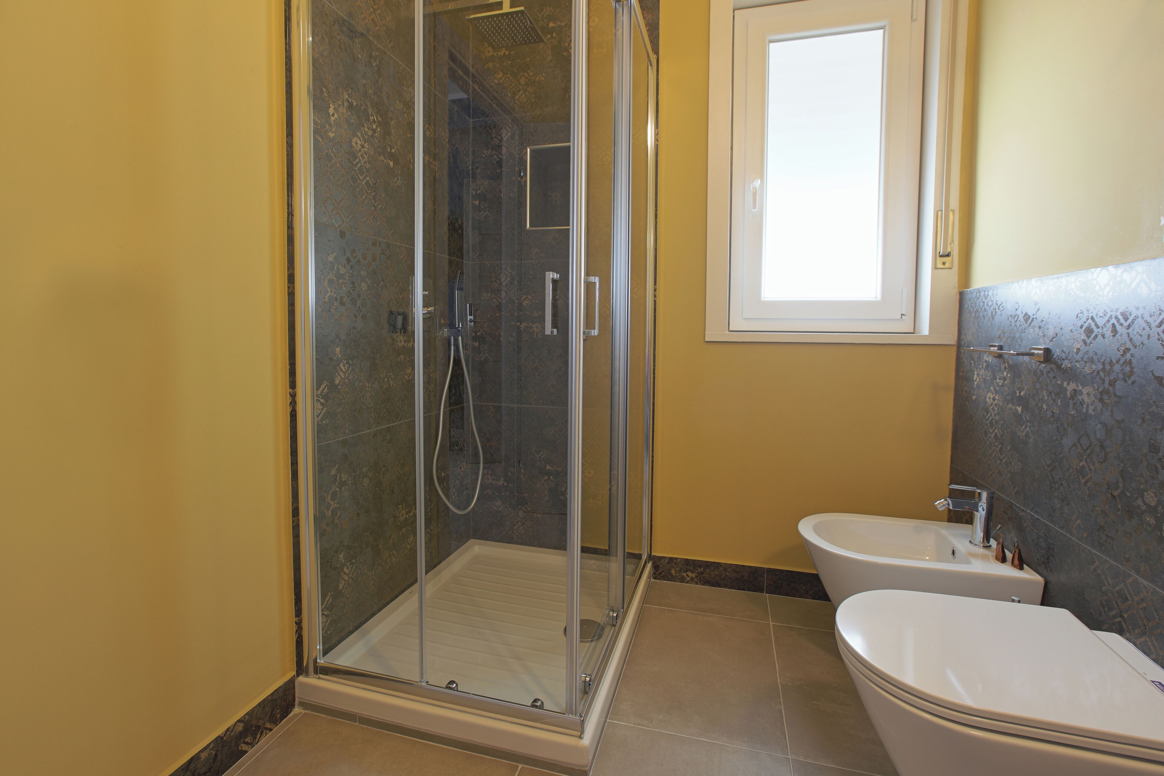 Deluxe Double Room, Private Bathroom | Bathroom | Shower, free toiletries, hair dryer, bidet